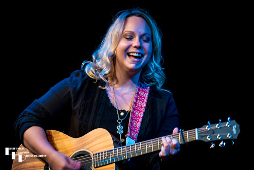 Chantel McGregor on guitar & vocals