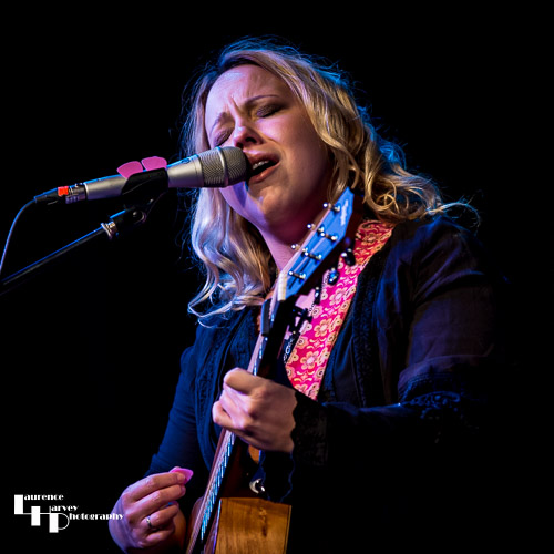 Chantel McGregor on guitar & vocals