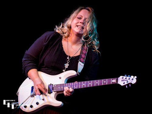 Chantel McGregor on guitar & vocals