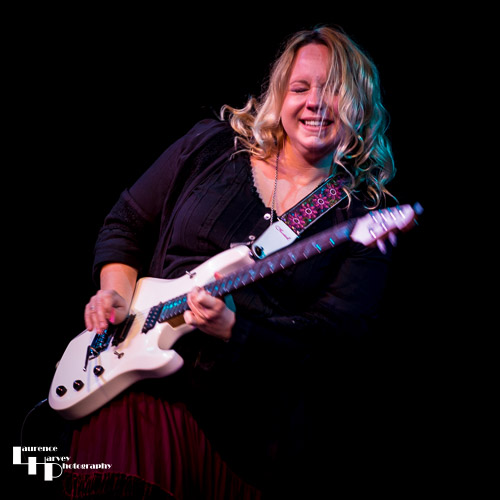 Chantel McGregor on guitar & vocals