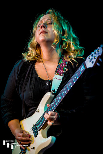 Chantel McGregor on guitar & vocals