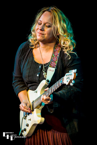 Chantel McGregor on guitar & vocals
