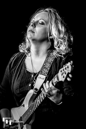 Chantel McGregor on guitar & vocals
