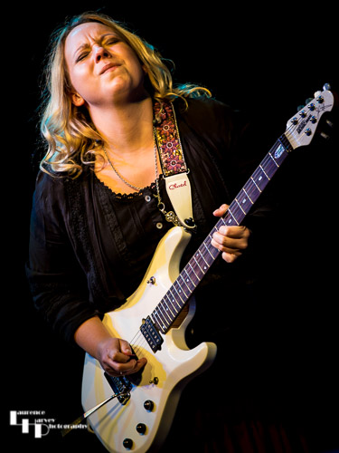 Chantel McGregor on guitar & vocals