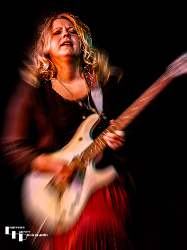 Chantel McGregor on guitar & vocals