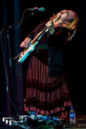 Chantel McGregor on guitar & vocals