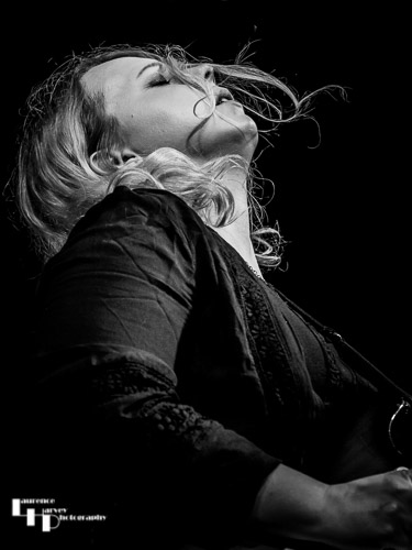 Chantel McGregor on guitar & vocals