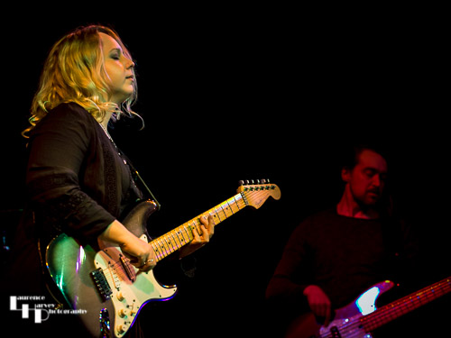 Chantel McGregor on guitar & vocals