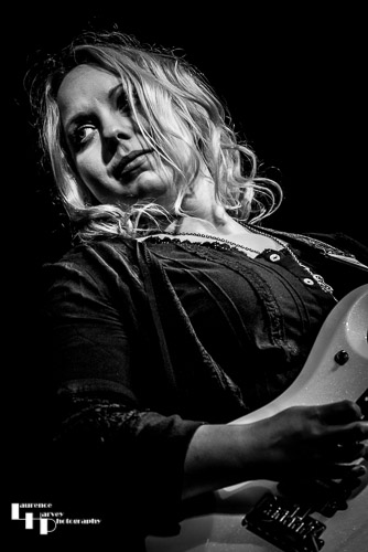 Chantel McGregor on guitar & vocals