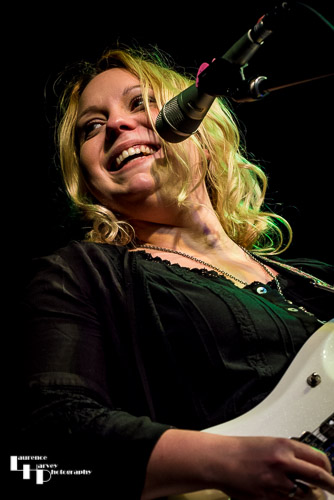 Chantel McGregor on guitar & vocals