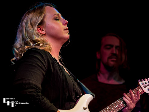 Chantel McGregor on guitar & vocals
