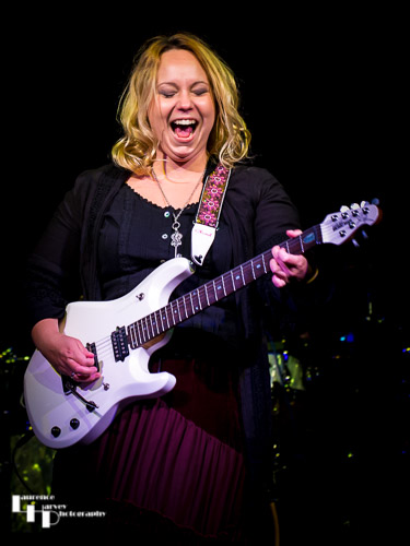Chantel McGregor on guitar & vocals