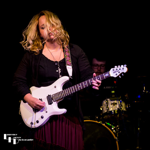 Chantel McGregor on guitar & vocals