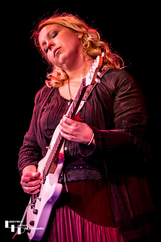 Chantel McGregor on guitar & vocals