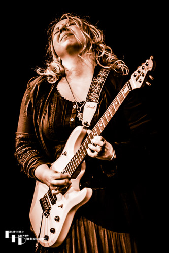 Chantel McGregor on guitar & vocals