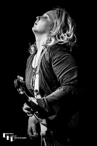 Chantel McGregor on guitar & vocals