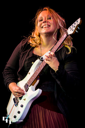 Chantel McGregor on guitar & vocals