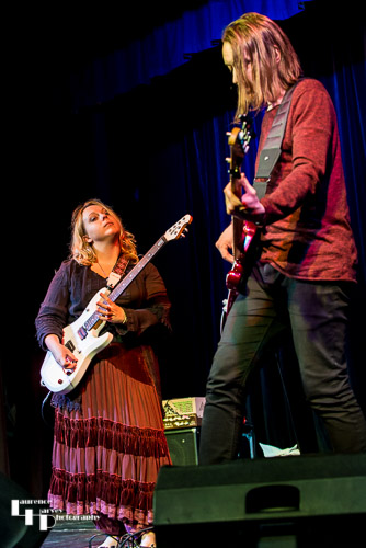 Chantel McGregor on guitar & vocals, Colin Sutton on bass