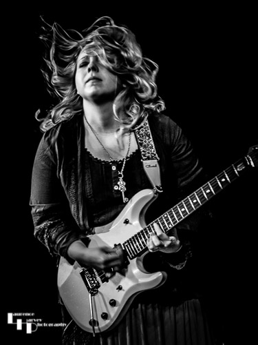 Chantel McGregor on guitar & vocals