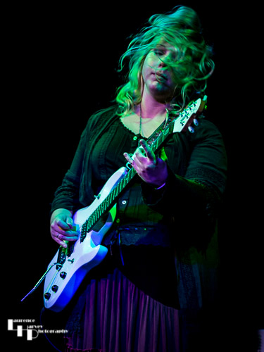 Chantel McGregor on guitar & vocals