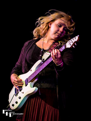 Chantel McGregor on guitar & vocals