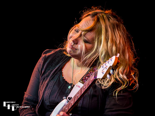 Chantel McGregor on guitar & vocals