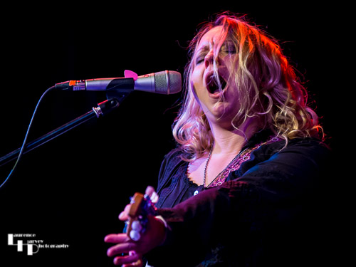 Chantel McGregor on guitar & vocals