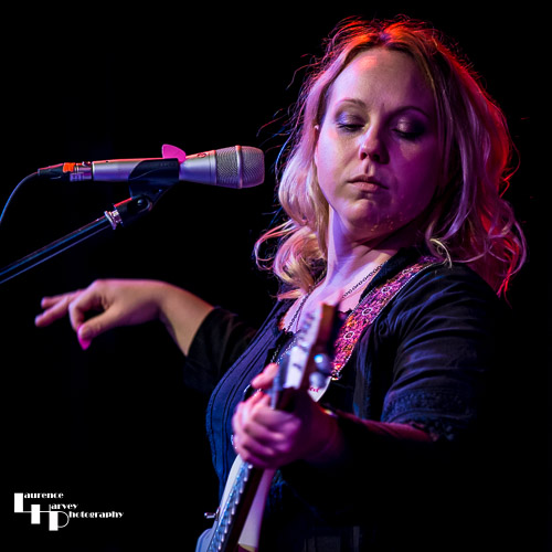 Chantel McGregor on guitar & vocals