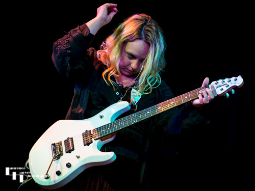 Chantel McGregor on guitar & vocals