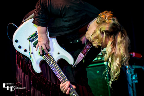 Chantel McGregor on guitar & vocals