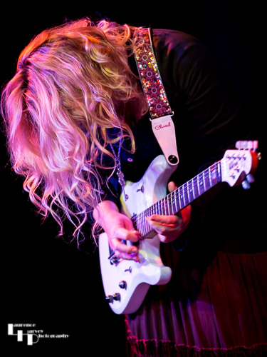 Chantel McGregor on guitar & vocals
