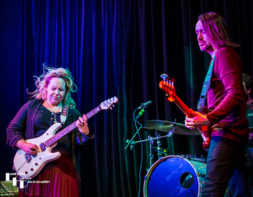 Chantel McGregor on guitar & vocals, Colin Sutton on bass