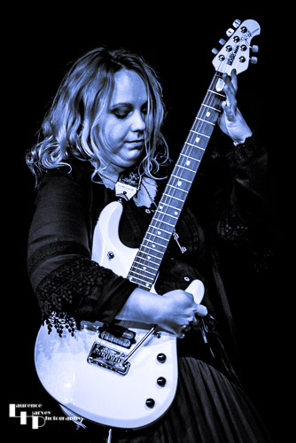 Chantel McGregor on guitar & vocals