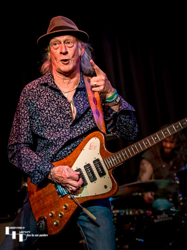 Del Bromham on guitar & vocals