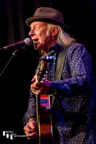 Del Bromham on guitar & vocals