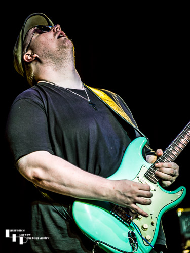 Danny Giles on guitar & vocals