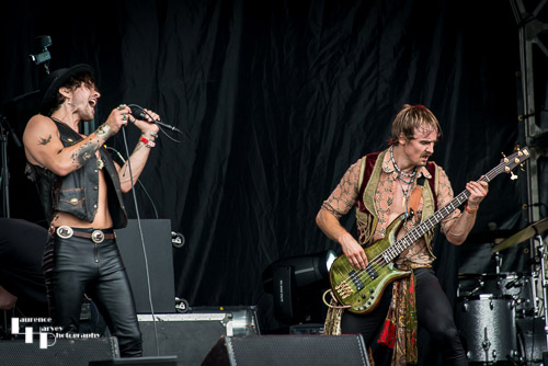 Dirty Thrills: Louis James on vocals & Aaron Plows on bass