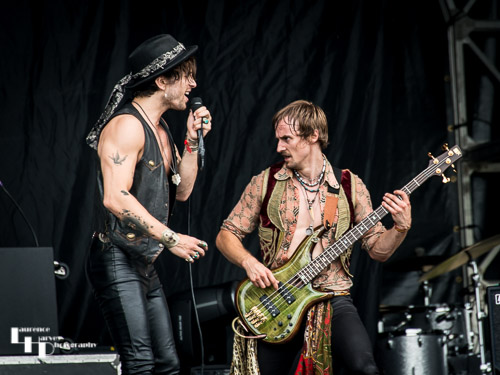 Dirty Thrills: Louis James on vocals & Aaron Plows on bass