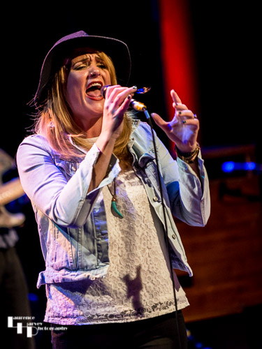 Elles Bailey on vocals