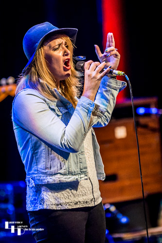 Elles Bailey on vocals