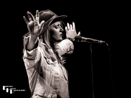 Elles Bailey on vocals