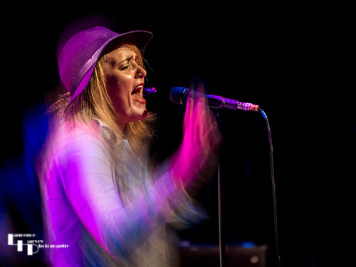 Elles Bailey on vocals