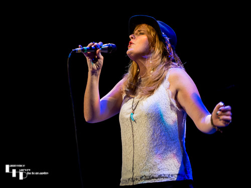 Elles Bailey on vocals