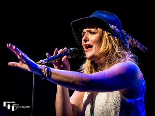 Elles Bailey on vocals