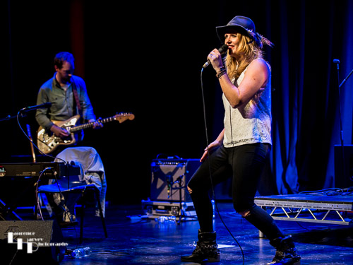 Elles Bailey on vocals