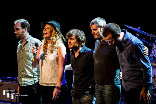 Elles Bailey & her band take their final bows