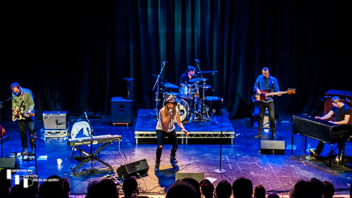 Elles Bailey & her band on stage at Arlington Arts Centre