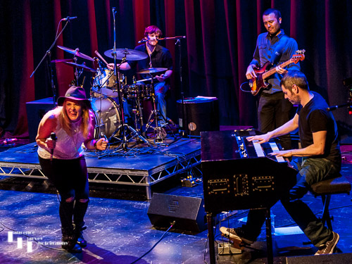 Elles Bailey & her band on stage at Arlington Arts Centre