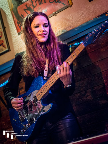 Erja Lyytinen on guitar & vocals