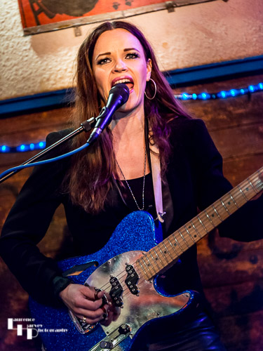 Erja Lyytinen on guitar & vocals